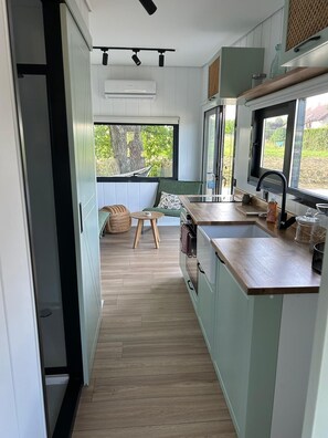 Kühlschrank, Ofen, Herdplatte, Wasserkocher mit Kaffee-/Teezubehör