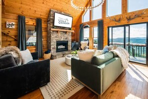 Smart-TV, Kamin, Bücher, Computerbildschirme