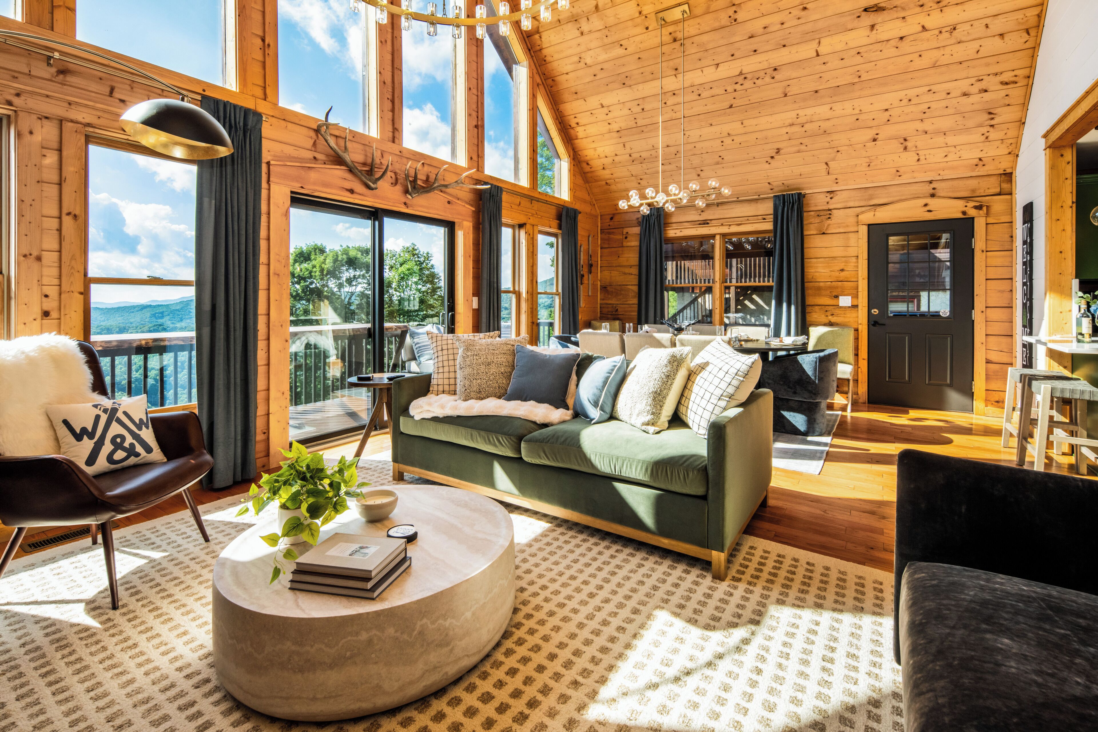 Una Smart TV, una chimenea, libros, una pantalla de ordenador