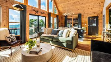 Una Smart TV, una chimenea, libros, una pantalla de ordenador