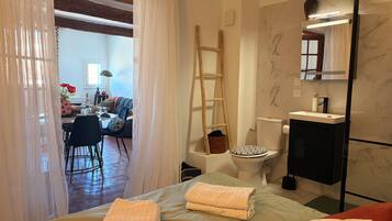 1 bedroom, iron/ironing board, travel cot, free WiFi