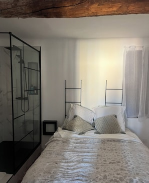 1 chambre, fer et planche à repasser, Wi-Fi gratuit, draps fournis
