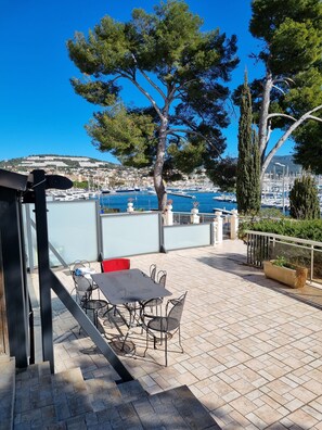 Outdoor dining - Facing the port, lovely studio on raised ground floor with large terrace, panoramic view (Bandol)