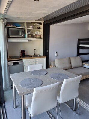 Interior - Facing the port, lovely studio on raised ground floor with large terrace, panoramic view (Bandol)