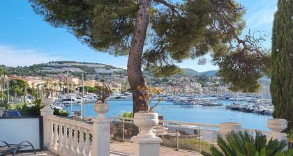 Face au port, joli studio en rez surélevé avec grande terrasse, vue panoramique