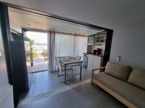 TV - Facing the port, lovely studio on raised ground floor with large terrace, panoramic view (Bandol)