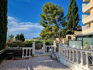 Property grounds - Facing the port, lovely studio on raised ground floor with large terrace, panoramic view (Bandol)