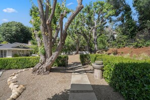 Property grounds - Tranquil 5BR Hillside Paradise in Woodland Hills (Los Angeles)