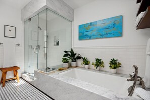 Douche, sĂšche-cheveux, serviettes fournies, savon