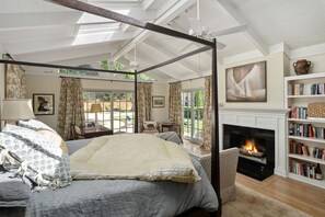 5 bedrooms, desk, iron/ironing board, free WiFi - Tranquil 5BR Hillside Paradise in Woodland Hills (Los Angeles)