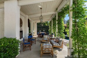 Outdoor dining - Tranquil 5BR Hillside Paradise in Woodland Hills (Los Angeles)