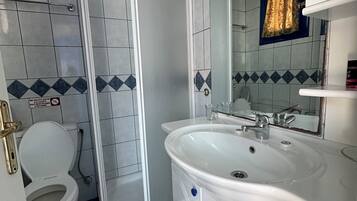 Sistema de insonorización y tabla de planchar con plancha