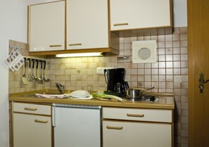 Kühlschrank, Hochstuhl, Kochgeschirr/Geschirr/Besteck