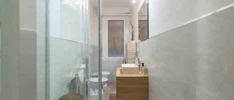 Dusche, Haartrockner, Bidet, Handtücher