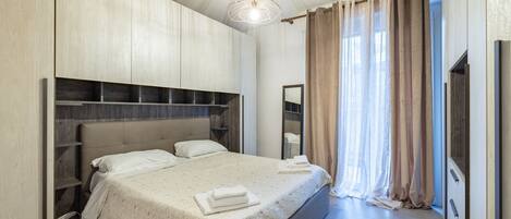 Tabla de planchar con plancha, wifi gratis y ropa de cama