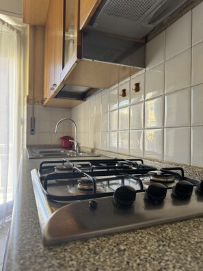 Fridge, oven, toaster, cookware/dishes/utensils - Central Square Apartment by Wonderful Italy (Sanremo)