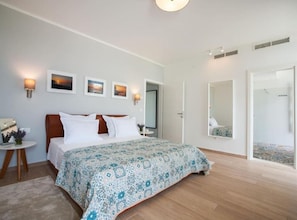 3 bedrooms, iron/ironing board, internet, bed sheets