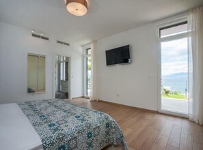 3 bedrooms, iron/ironing board, internet, bed sheets