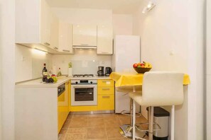 Fridge, oven, stovetop, dishwasher