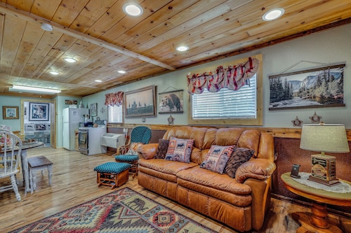 Quiet Eagar Retreat Near Lakes, Hiking & Hunting!