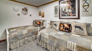 Ein Zimmer mit einer gepolsterten Couch, einem gerahmten Bild und einer Wandleuchte.