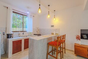 Refrigerador, microondas, placa de cocina, utensilios de cocina