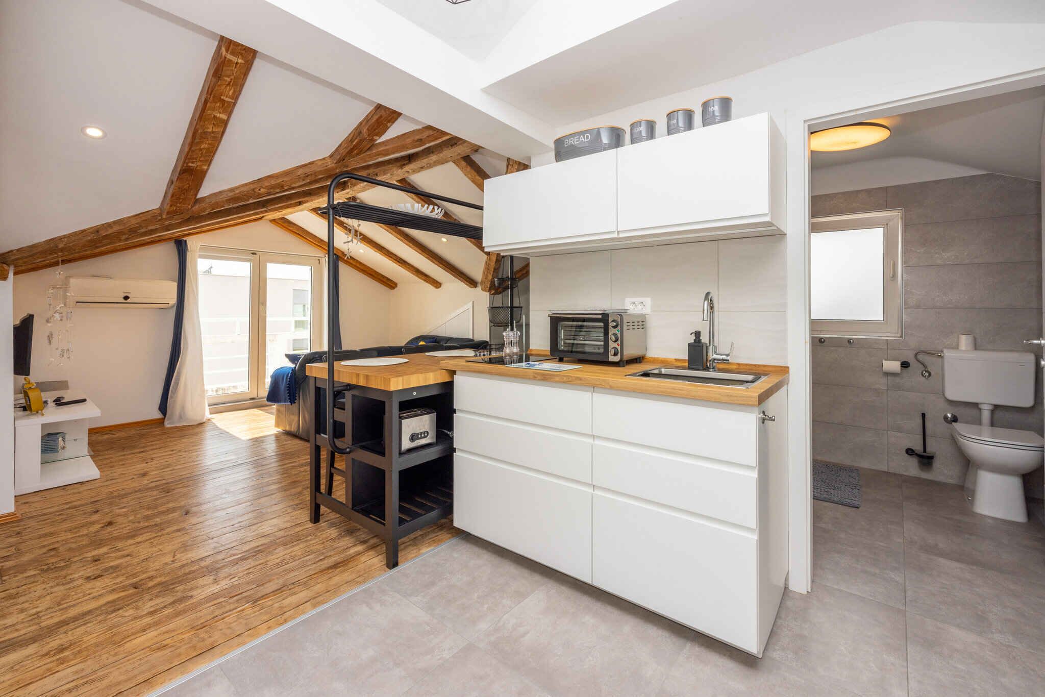 Réfrigérateur, plaque de cuisson, cafetière/bouilloire, grille-pain