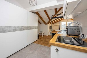 Een koelkast, een kookplaat, een koffiezetapparaat/waterkoker