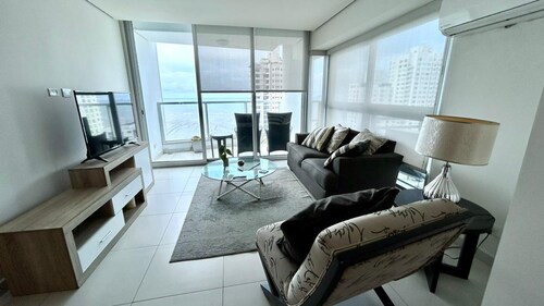 Ocean Cafe I Spacious 1 BDR Apt With Sea View