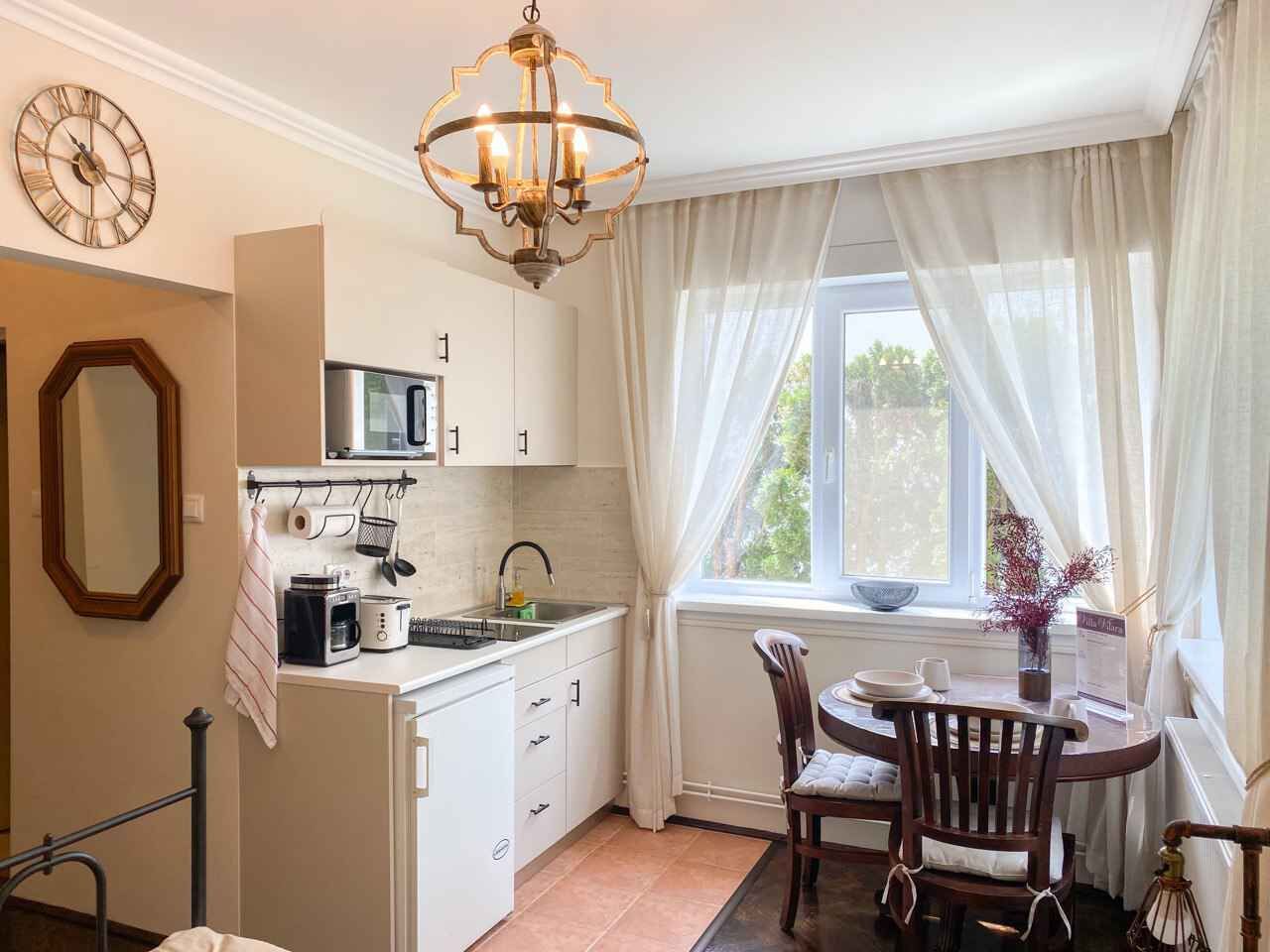 ثلاجة، ميكروويف، موقد طهي مسطح، ماكينة لصنع القهوة/الشاي