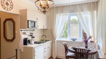 Fridge, microwave, stovetop, coffee/tea maker