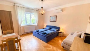 Ein Zimmer mit einem Bett, einem Tisch und einem Stuhl.