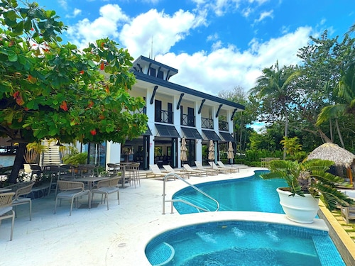 Pacifico TH103 • 4 BR Townhome • Resort Pools, Beach Club Access, Playas del Coco • 10 Guests