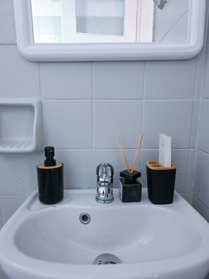 Douche, sèche-cheveux, serviettes fournies, savon