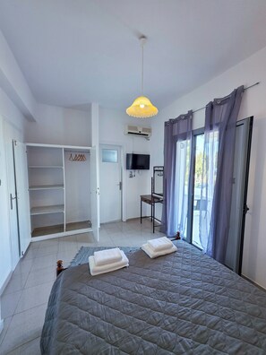 1 dormitorio, tabla de planchar con plancha, Internet y ropa de cama