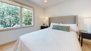 6 bedrooms, WiFi, bed sheets