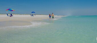 TINY home hideaway nestled in tree’s close to Pensacola FL. Pets welcome!