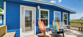 2 Mi to Public Beach: Pet-Friendly Freeport Home!
