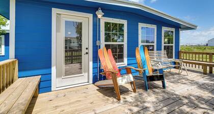 2 Mi to Public Beach: Pet-Friendly Freeport Home!