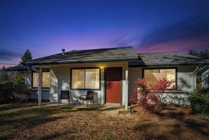 Exterior - Yosemite Getaway! Stylish 2BR near south gate (Oakhurst)