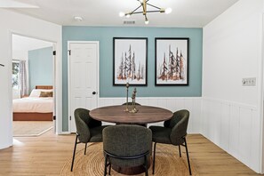 Dining - Yosemite Getaway! Stylish 2BR near south gate (Oakhurst)