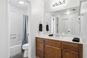 Hair dryer, towels, soap, shampoo - Yosemite Getaway! Stylish 2BR near south gate (Oakhurst)