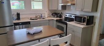 Charming 2 BR/2BA cottage in Butler--great covered porches, big fenced yard