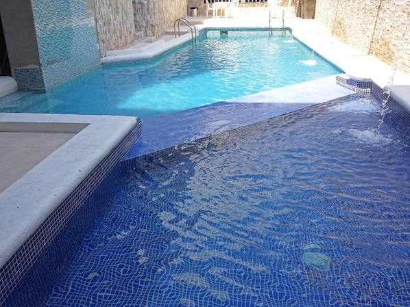 Piscina all'aperto, ombrelloni da piscina, lettini