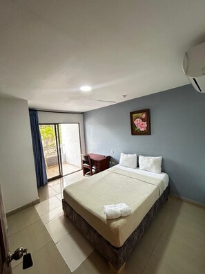 Standard Double Room, 1 Double Bed, Balcony | Soundproofing, free WiFi, wheelchair access - Hotel Dorado BAQ (Barranquilla)