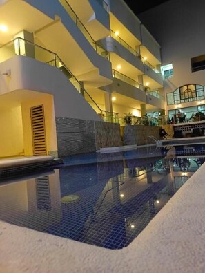 Kolam renang outdoor, dengan payung kolam renang dan kursi berjemur