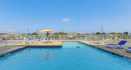Steps to Beach: Condo w/ Pool Access in Ocean City