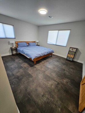 4 bedrooms, iron/ironing board, internet, bed sheets