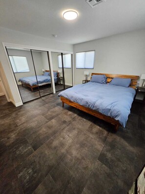 4 bedrooms, iron/ironing board, internet, bed sheets