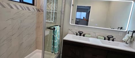 Douche, séchoir à cheveux, serviettes fournies, savon